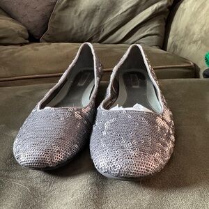 EUC Bandalino silver sequin flats size 9 1/2